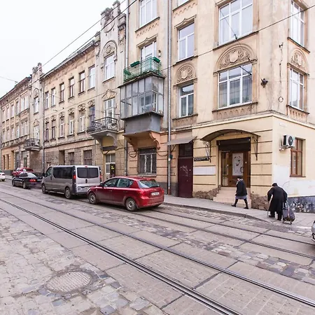 у місті львові на вулиці пильникарська 10 *